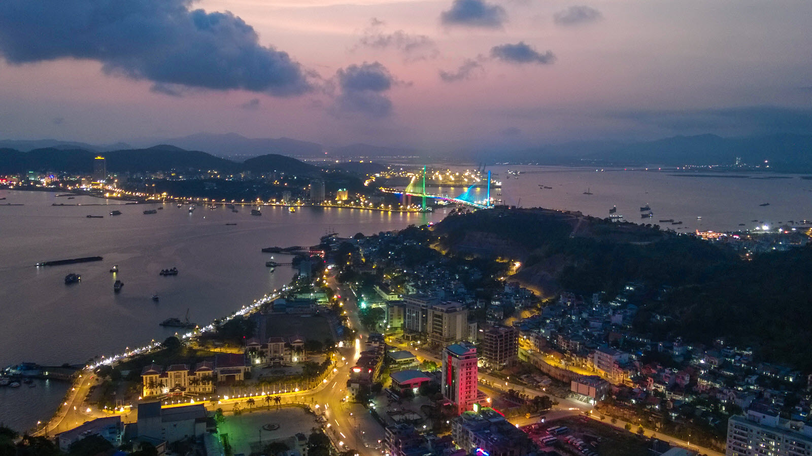 Lan Hạ 2 Ngày 1 Đêm – Hang Sáng Tối & Bãi Ba Trái Đào