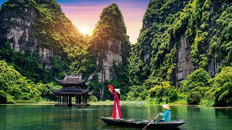 Ninh Bình 2 Ngày 1 Đêm – Hoa Lư – Tam Cốc – Bái Đính – Tràng An