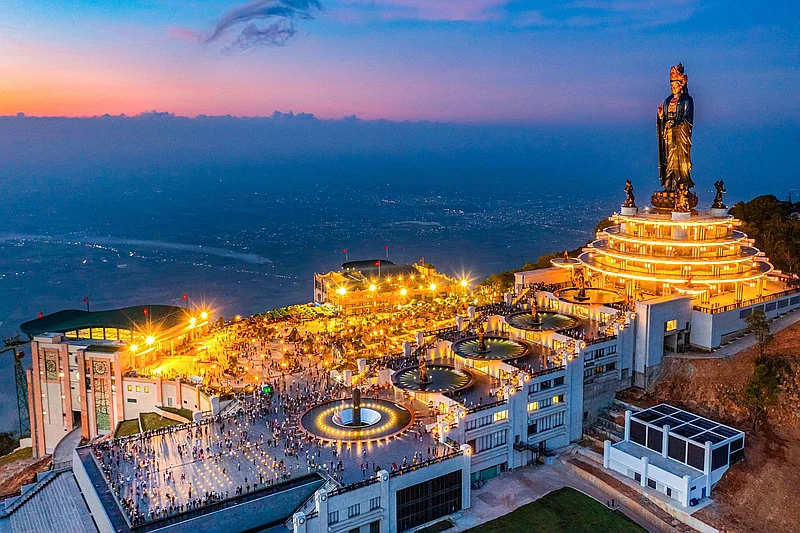 https://cdn.dulich24h.comCẩm Nang Du Lịch Tây Ninh 2025: Hành Hương Núi Bà Đen, Khám Phá Tòa Thánh Cao Đài Và Hồ Dầu Tiếng