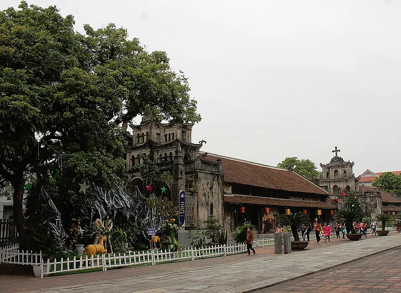 https://cdn.dulich24h.comNHÀ THỜ PHÁT DIỆM (NINH BÌNH) – KINH ĐÔ CÔNG GIÁO VỚI KIẾN TRÚC ĐÁ ĐỘC NHẤT VIỆT NAM